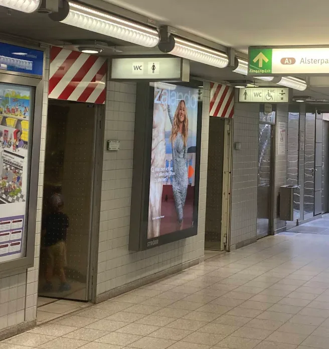 Zwischenebene Bahnhof, Jungfernstieg, 20354 Hamburg.webp